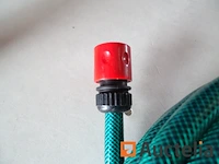 Tuinslang met zijn multi-straalpistool - afbeelding 2 van  6