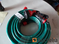 Tuinslang met zijn multi-straalpistool - afbeelding 5 van  6