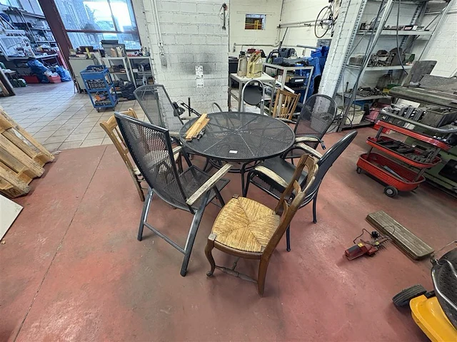 Tuintafel met diverse stoelen - afbeelding 1 van  5
