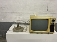Tv uit de oude doos + antenne - afbeelding 1 van  2