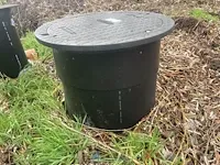 Twee diverse putdeksels - afbeelding 2 van  4