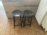 Twee metalen krukjes - afbeelding 1 van  1