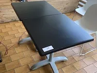Twee metalen tafels voorzien van formica bovenblad - afbeelding 1 van  3