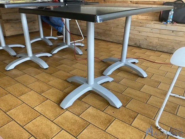Twee metalen tafels voorzien van formica bovenblad - afbeelding 2 van  3