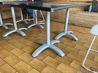 Twee metalen tafels voorzien van formica bovenblad - afbeelding 2 van  3
