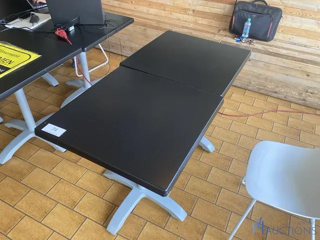 Twee metalen tafels voorzien van formica bovenblad - afbeelding 3 van  3