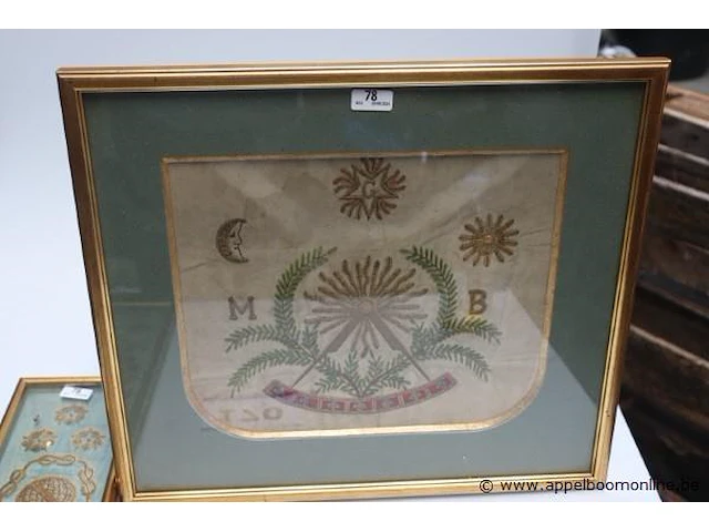 Twee oude vrijmetselaarsborduursels. ingelijst. 57x12 cm en 39x44 cm. - afbeelding 2 van  3