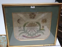 Twee oude vrijmetselaarsborduursels. ingelijst. 57x12 cm en 39x44 cm. - afbeelding 2 van  3