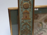 Twee oude vrijmetselaarsborduursels. ingelijst. 57x12 cm en 39x44 cm. - afbeelding 3 van  3