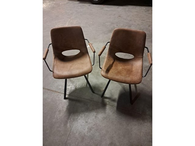 Twee stoelen - afbeelding 1 van  4