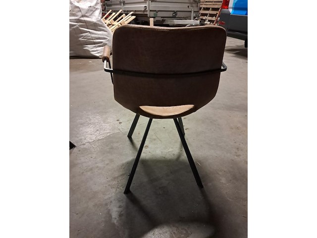 Twee stoelen - afbeelding 2 van  4