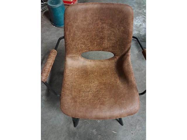 Twee stoelen - afbeelding 3 van  4