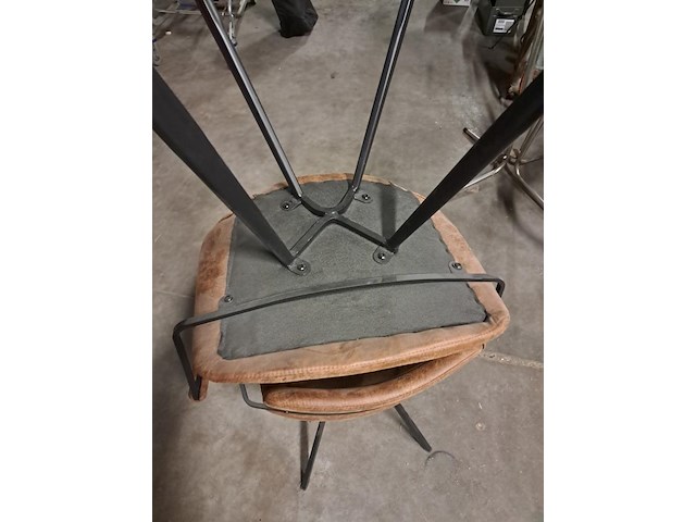 Twee stoelen - afbeelding 4 van  4
