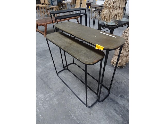 Tweedelige set metalen wandmeubel - afbeelding 1 van  2