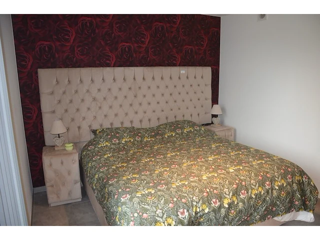 Tweepersoons boxspring beige kleur met opbergruimte , 2 nachtkastjes beige kleur, 2 nachtlampjes , stoffen dekenkist beige kleur - afbeelding 1 van  9