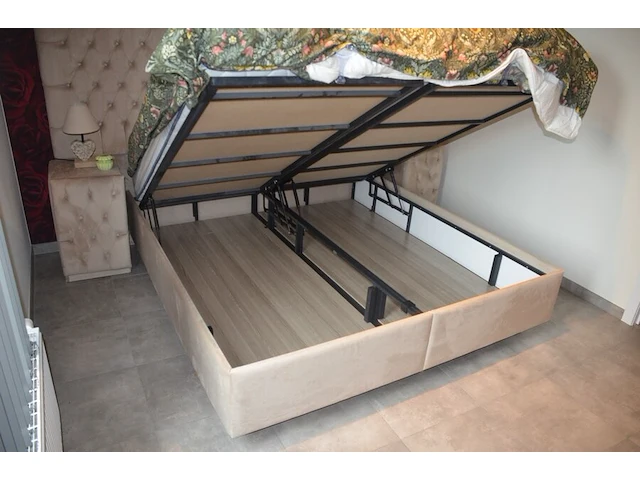 Tweepersoons boxspring beige kleur met opbergruimte , 2 nachtkastjes beige kleur, 2 nachtlampjes , stoffen dekenkist beige kleur - afbeelding 2 van  9