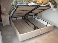 Tweepersoons boxspring beige kleur met opbergruimte , 2 nachtkastjes beige kleur, 2 nachtlampjes , stoffen dekenkist beige kleur - afbeelding 2 van  9