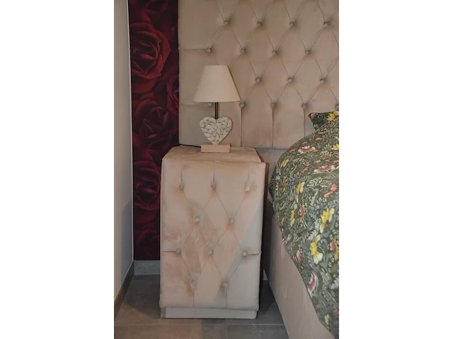 Tweepersoons boxspring beige kleur met opbergruimte , 2 nachtkastjes beige kleur, 2 nachtlampjes , stoffen dekenkist beige kleur - afbeelding 4 van  9