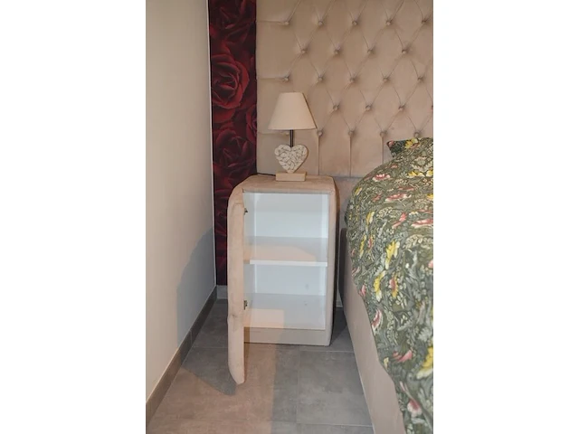 Tweepersoons boxspring beige kleur met opbergruimte , 2 nachtkastjes beige kleur, 2 nachtlampjes , stoffen dekenkist beige kleur - afbeelding 5 van  9