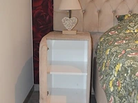 Tweepersoons boxspring beige kleur met opbergruimte , 2 nachtkastjes beige kleur, 2 nachtlampjes , stoffen dekenkist beige kleur - afbeelding 5 van  9