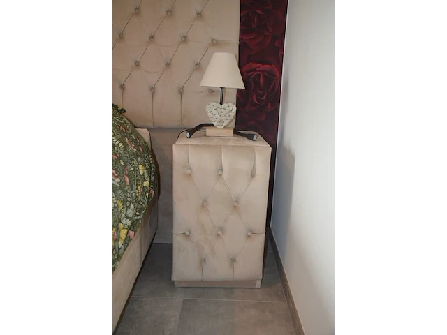 Tweepersoons boxspring beige kleur met opbergruimte , 2 nachtkastjes beige kleur, 2 nachtlampjes , stoffen dekenkist beige kleur - afbeelding 6 van  9