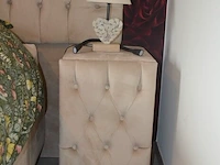 Tweepersoons boxspring beige kleur met opbergruimte , 2 nachtkastjes beige kleur, 2 nachtlampjes , stoffen dekenkist beige kleur - afbeelding 6 van  9
