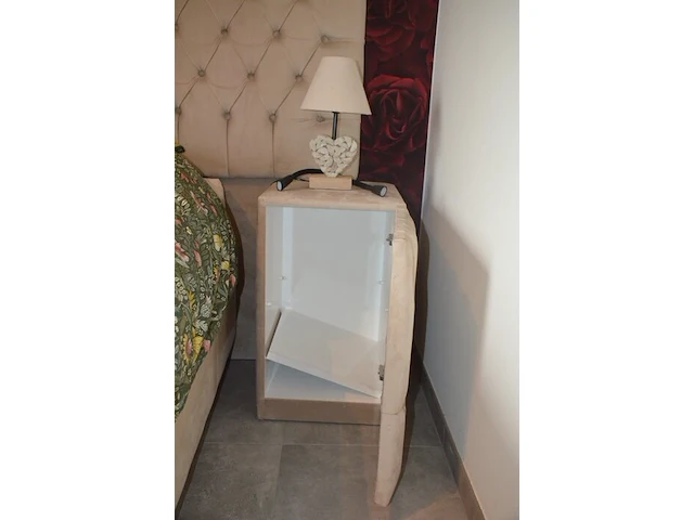 Tweepersoons boxspring beige kleur met opbergruimte , 2 nachtkastjes beige kleur, 2 nachtlampjes , stoffen dekenkist beige kleur - afbeelding 7 van  9
