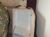 Tweepersoons boxspring beige kleur met opbergruimte , 2 nachtkastjes beige kleur, 2 nachtlampjes , stoffen dekenkist beige kleur - afbeelding 7 van  9