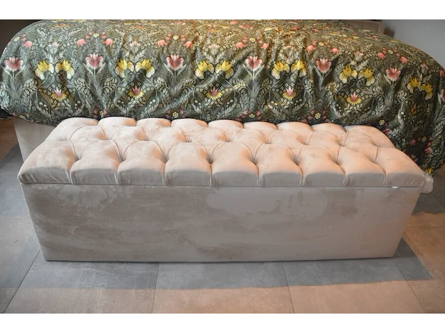 Tweepersoons boxspring beige kleur met opbergruimte , 2 nachtkastjes beige kleur, 2 nachtlampjes , stoffen dekenkist beige kleur - afbeelding 8 van  9