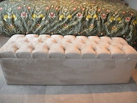 Tweepersoons boxspring beige kleur met opbergruimte , 2 nachtkastjes beige kleur, 2 nachtlampjes , stoffen dekenkist beige kleur - afbeelding 8 van  9