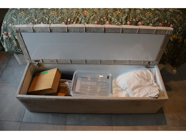 Tweepersoons boxspring beige kleur met opbergruimte , 2 nachtkastjes beige kleur, 2 nachtlampjes , stoffen dekenkist beige kleur - afbeelding 9 van  9