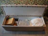 Tweepersoons boxspring beige kleur met opbergruimte , 2 nachtkastjes beige kleur, 2 nachtlampjes , stoffen dekenkist beige kleur - afbeelding 9 van  9