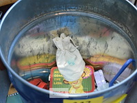 Tweety metalen afvalemmertje met inhoud - afbeelding 3 van  3