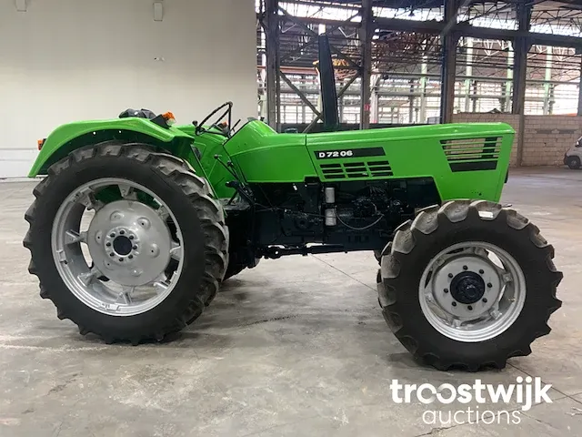 Tweewielaangedreven landbouwtractor - afbeelding 8 van  13
