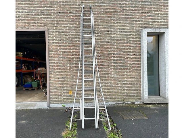 Uitschuifbare ladder - afbeelding 1 van  4