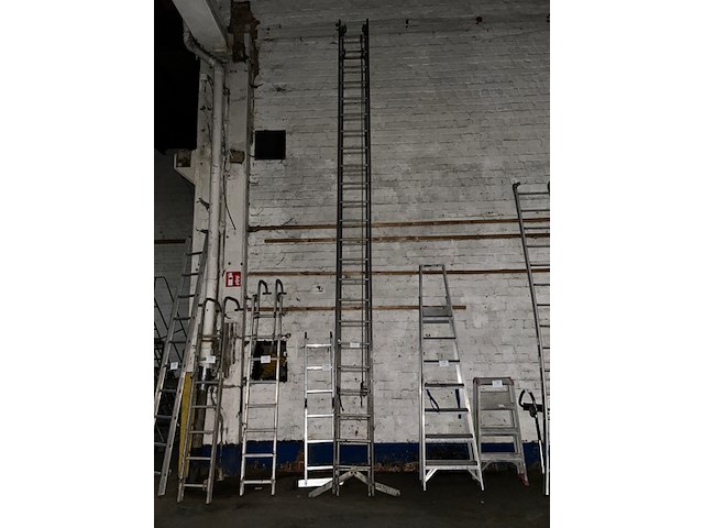 Uitschuifbare ladder - afbeelding 1 van  3