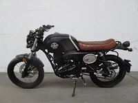 Um renagade scrambler x café