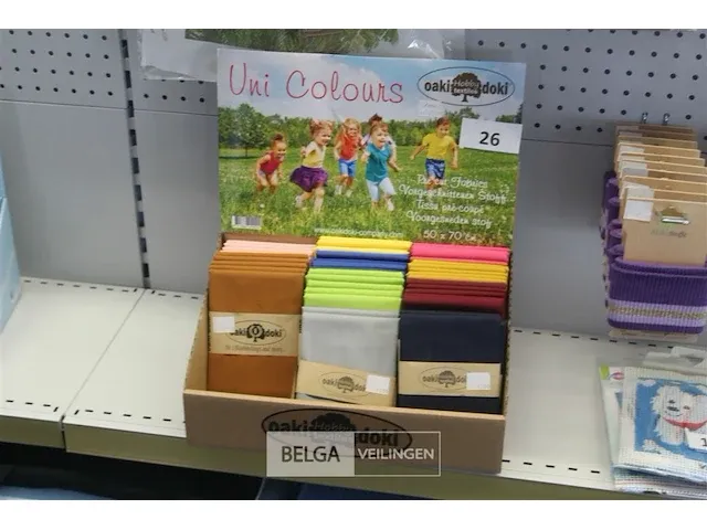 Uni colours stukjes katoen op rol/houder - afbeelding 1 van  5