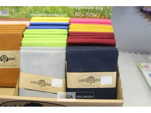 Uni colours stukjes katoen op rol/houder - afbeelding 5 van  5