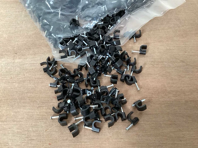 Uni kabelclips rond 7 mm, zwart (30000x) - afbeelding 1 van  3