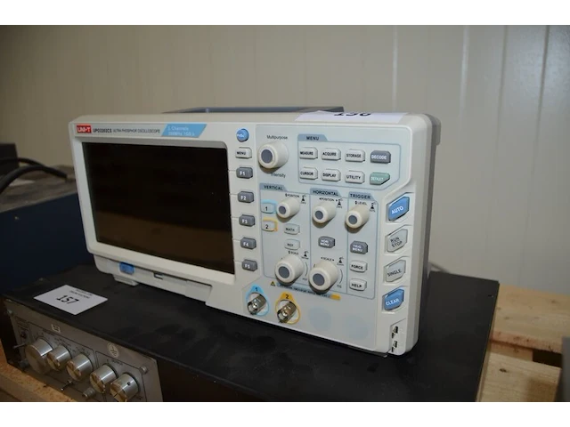 Uni-t upo2202cs ultra phosphor oscilloscope - afbeelding 3 van  5