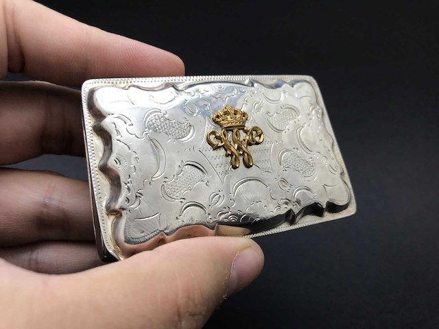 Unieke zilveren tabaksdoosje met monogram koning willem iii der nederlanden (1849-1890) - afbeelding 25 van  34