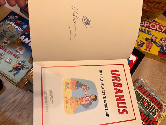 Urbanus kplt reeks+lp's+puzzels+2beeldjes getekend+boeken gesigneerd+monopoly+ t-shirt - afbeelding 1 van  19