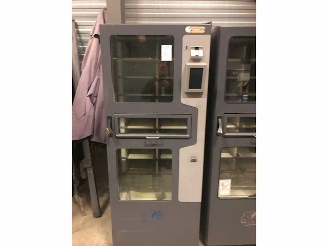 V90 - brood - vending machine - afbeelding 2 van  3