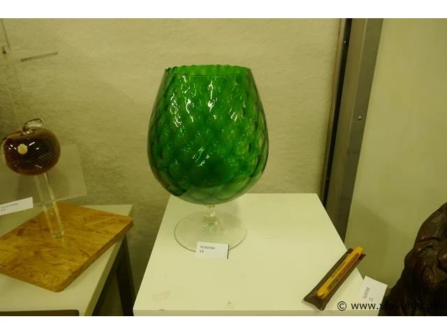 Vaas in groen glas - afbeelding 1 van  1