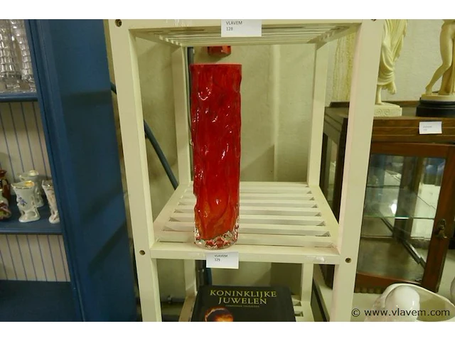 Vaas in rood glas - afbeelding 1 van  1