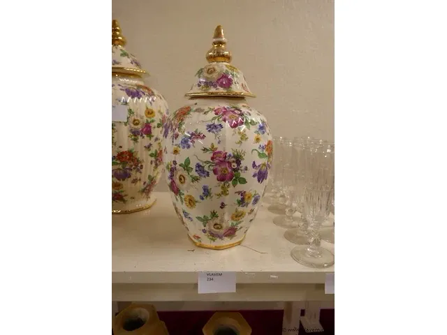 Vaas met deksel - afbeelding 1 van  1