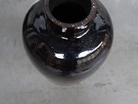 Vaas met gouden bloemstukken - afbeelding 2 van  2