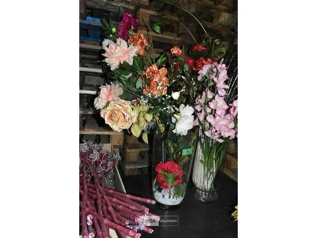 Vaas met kunstbloemen - afbeelding 1 van  1
