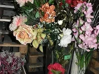 Vaas met kunstbloemen - afbeelding 1 van  1